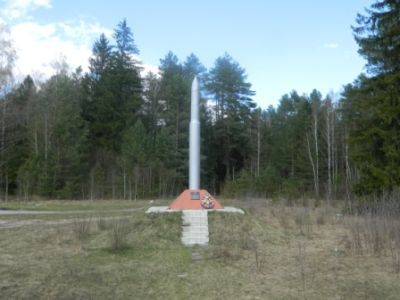 Обелиск - на шлакбауме по дороге Ивот-Старь
