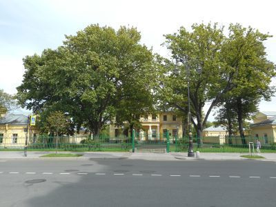 Дом садовника с двумя флигелями