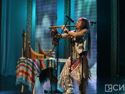 В Якутске состоялся концерт индейского этноисполнителя Пакари