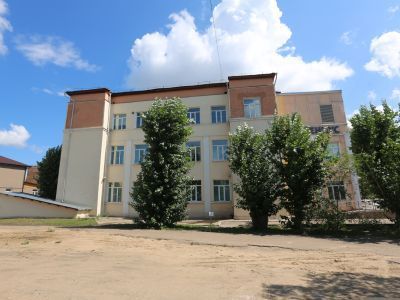 Здание поликлиники ЛВРЗ, где в годы Великой Отечественной войны (с октября 1941 г. по август 1945 г.) размещался эвакогоспиталь № 938