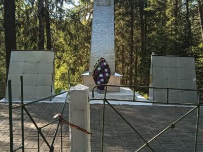 Братская могила  советских  воинов, павших в боях с фашистами