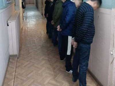 За одну ночь у колонии №1 поймали восьмерых якутян, бросавших через забор алкоголь и дрожжи