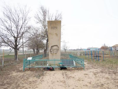 Братская могила участников гражданской войны и советских воинов, погибших в период Сталинградской битвы