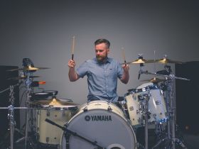 Игра на барабанах