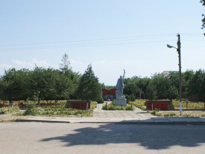 Воинское кладбище (могилы советских воинов, в том числе Героев Советского Союза П.П.Марунченко, Д.С.Караханян, С.И.Мусаев, П.М.Стротейчук, Ф.И.Серебряков)