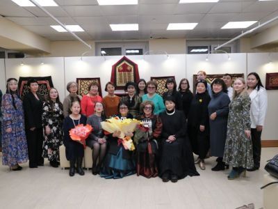 В картинной галерее открылась выставка народной мастерицы из Айхала