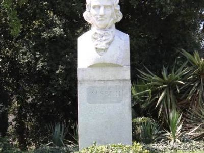 Памятник основателю и первому директору Никитского сада Х.Х.Стевену (скульптор Б.И.Дюжев)