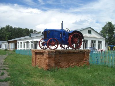 Первый колесный трактор – памятник коллективизации