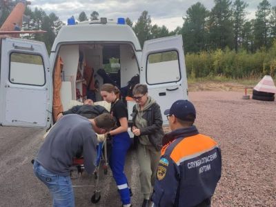 Спасатели эвакуировали мужчину, сломавшего ногу в ходе ремонта бульдозера на ручье Забытом в Якутии