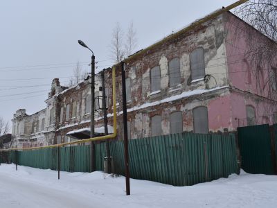 Каменное двухэтажное здание бывшего  духовного училища