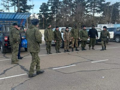 Шесть автомобилей передала Якутия воинской части Улан-Удэ