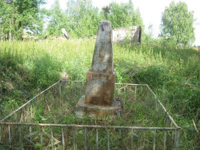 Братские могилы с обелисками воинов Гражданской войны