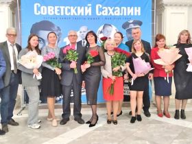 Секретарь СЖР Роман Серебряный вручил награды Союза редакции газеты «Советский Сахалин»