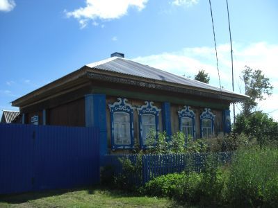 Деревянный дом П.Е.Чернышова начала XX века с наличниками и воротами,  украшенными обильной объемной резьбой на мотив "драконы", построен местным мастером Елгиным, дедом нынешнего владельца