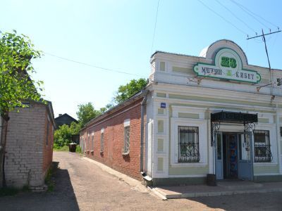 Жилой дом с торговой лавкой