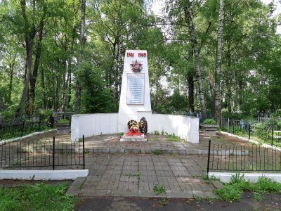 Воинское кладбище, на котором захоронено 11 советских воинов, умерших от ран в госпитале в годы Великой Отечественной войны. (Установлен обелиск)