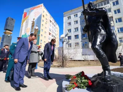Сергей Кравцов и Айсен Николаев возложили цветы к мемориалу «Солдат Туймаады»