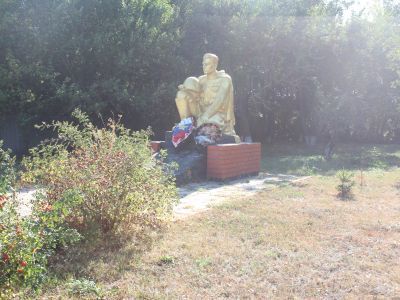 Одиночная могила советского солдата, погибшего в боях с фашистскими захватчиками в 1943 году. Имя захороненного не установлено