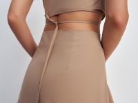 Платье из хлопка с акцентными разрезами на талии