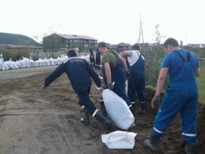 Более 80 человек и 10 единиц техники задействованы в работах по укреплению дамбы в Батагае