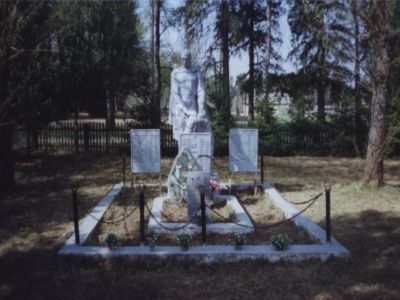 Братская могила советских воинов, погибших в боях с фашистами