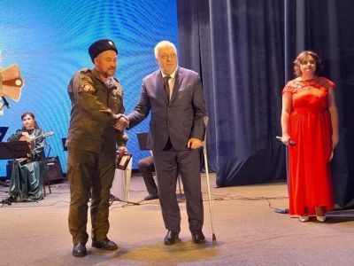 В День Героев Отечества глава Алдана вручил нагрудный знак участнику СВО