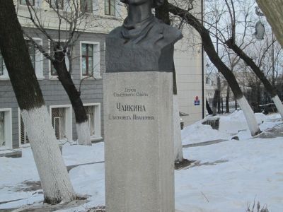 Памятник  (бюст) Героя Советского Союза Елизаветы Чайкиной