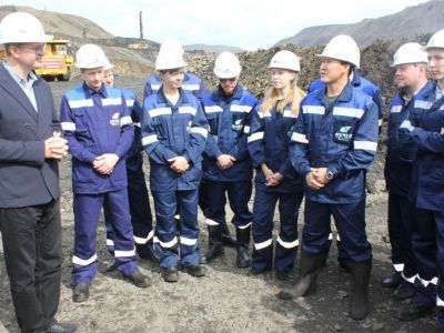 Премьер правительства Якутии Владимир Солодов рассказал о нацпроектах молодежному активу «Якутугля»