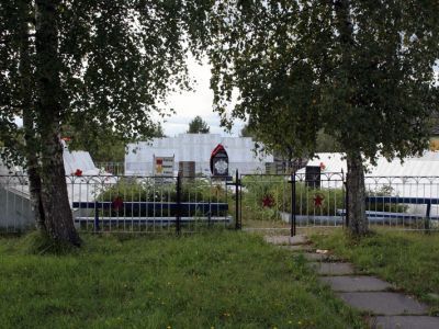 Братское захоронение советских воинов, погибших в 1941-44 гг. Здесь захоронен Герой Советского Союза Пидтыкан Иван Дмитриевич (1918-1942)