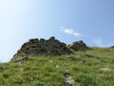 Остатки оборонительного сооружения с башней