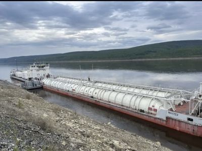 Ленская нефтебаза «Саханефтегазсбыта» начала прием первого танкера с топливом