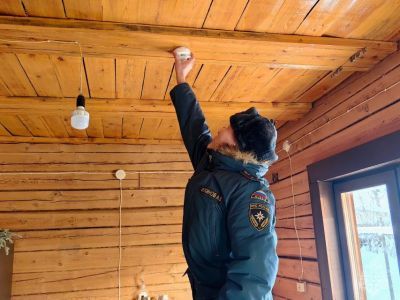 В Якутске пожарные инспекторы продолжают устанавливать извещатели
