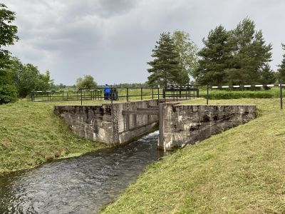 Шлюз Шинкарский со сбросом воды в р.Стрелку