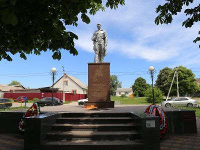 Братская могила советских воинов, погибших в боях с фашистскими захватчиками в 1943 году. Захоронено 264 человека, установлены имена 259 человек. Скульптура советского воина