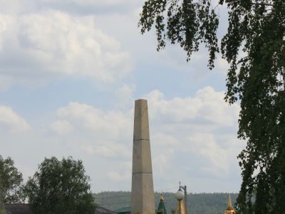 Белый каменный памятник, установленный на площади "1-е Мая" на братской могиле первым бойцам за Советскую власть в гор. Сатка, погибшим 22 июня 1918 г.
