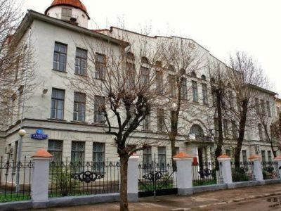 Ограда с двумя воротами