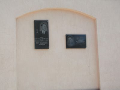 Памятное место, где в 1919 году погиб в борьбе с белобандитами революционер-большевик В.И. Смирнов. Установлена мемориальная доска