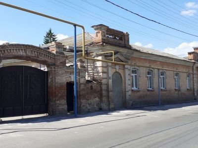 Дом жилой с оградой и воротами