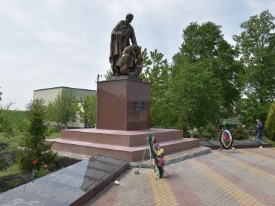 Братская могила советских воинов, погибших в боях с фашистскими захватчиками в 1943 году. Захоронено 8 человек, имена не установлены. Скульптура советского воина