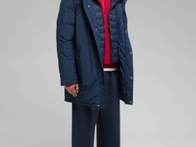 Пуховое полупальто с капюшоном и воротником-стойкой