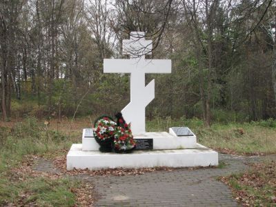 Воинское кладбище, на котором захоронено 223 советских воина, умерших от ран в госпиталях в годы Великой Отечественной войны. (Установлены надгробные плиты и скульптура воина)