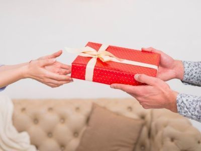 Чехол с NFC-экраном, вечное дерево, подушка: топ небанальных подарков к 8 Марта