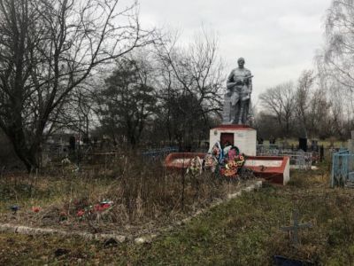 Братская могила воинов Советской Армии, погибших в феврале 1943 года. Захоронено 89 человек, установлено фамилий на 37 человек. Скульптура установлена в 1965 году
