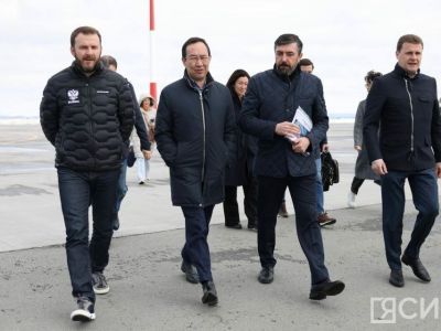 Глава Якутии с помощником президента РФ Максимом Орешкиным работают в Нерюнгри