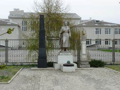 Братская могила воинам Советской Армии, погибших в 1942-43 гг. в боях с немецко-фашистскими захватчиками