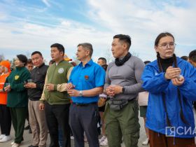 В Якутске из свечей выложили композицию «Родина-мать зовёт»