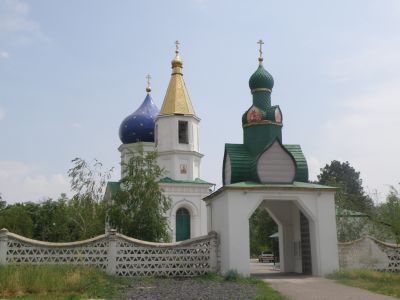 Ограда с архитектурным порталом