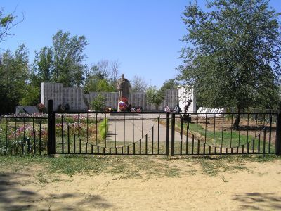 Братская могила советских воинов, погибших в период Сталинградской битвы