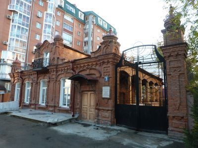 Одноэтажный каменный особняк с мезонином