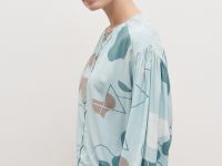 Блузка свободного силуэта с абстрактным принтом